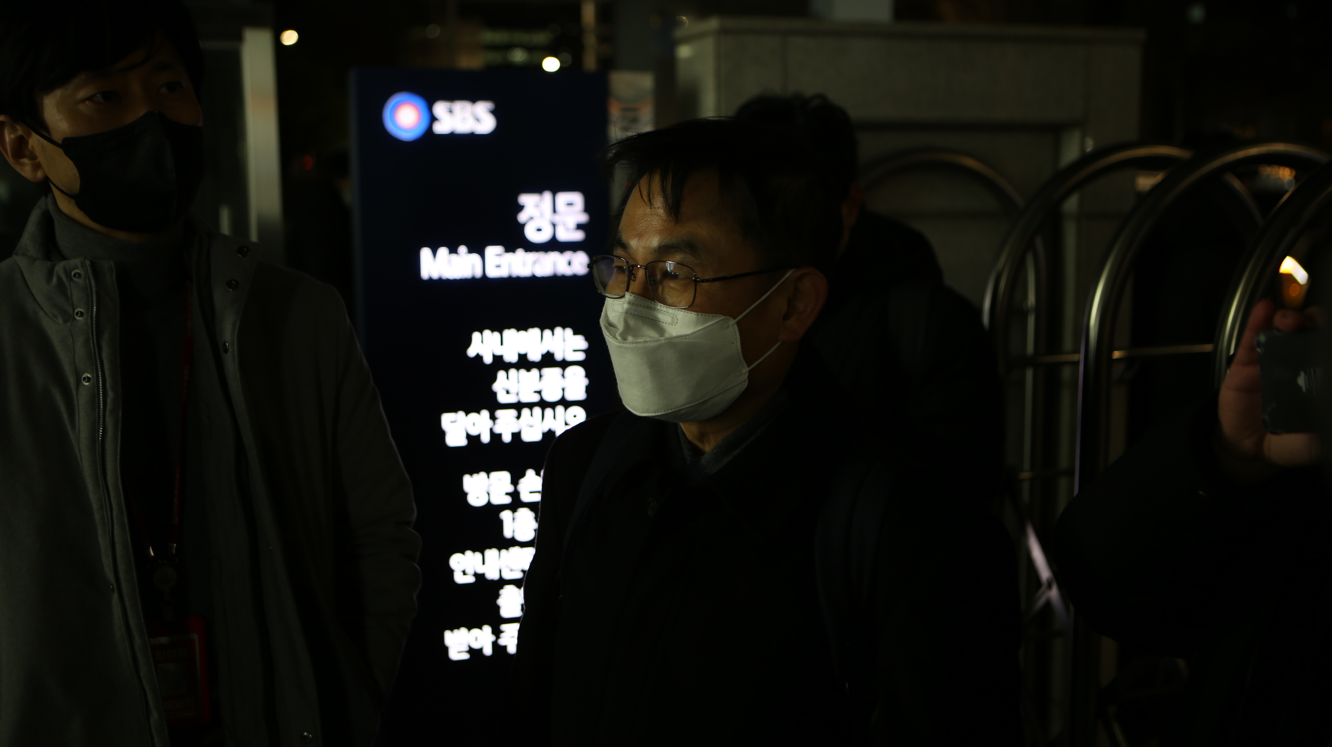 1SBS의 외부인사 출입 거부로 추운 밤 민언련 김서중 공동대표가 밖에서 SBS사옥을 지켜보고 있다..JPG