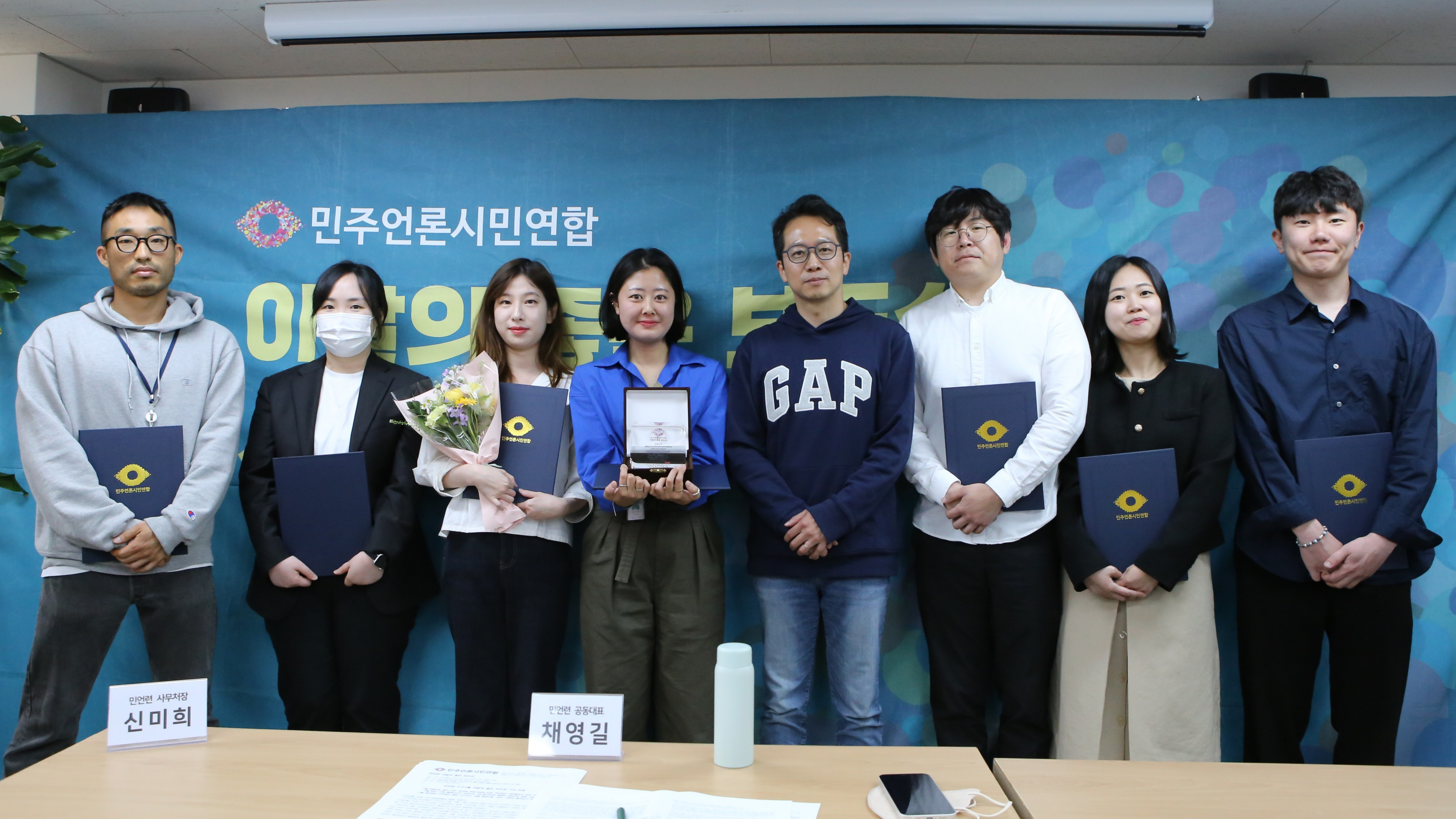 18-21 민언련 이렇게 달렸어요_2024년 2월 수상자_경향신문.jpg