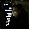 1SBS의 외부인사 출입 거부로 추운 밤 민언련 김서중 공동대표가 밖에서 SBS사옥을 지켜보고 있다..JPG