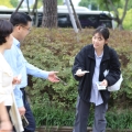 10월 15일(화) 시민선전전에서 'KBS 독립의날' 물티슈를 나눠주는 활동가.JPG