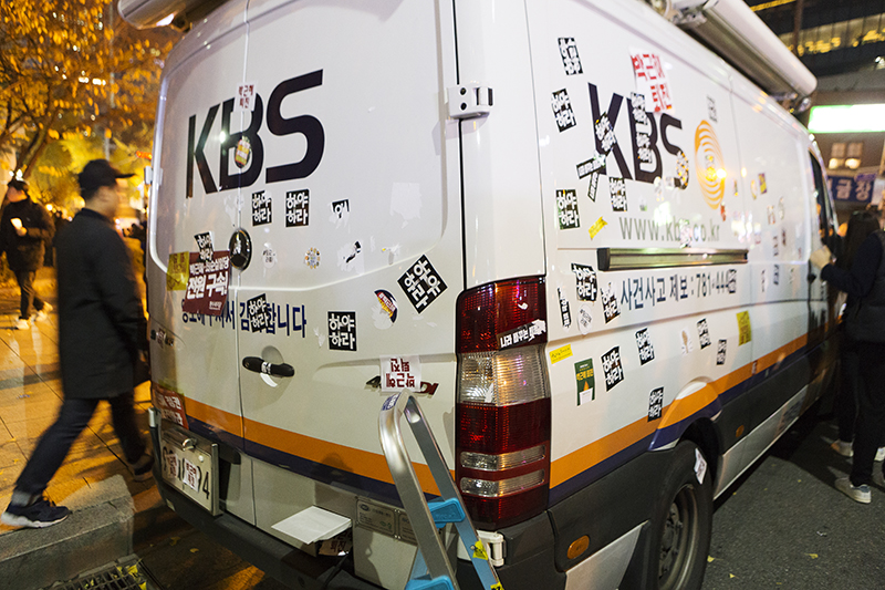 20161112-_박근혜하야_KBS수모.jpg