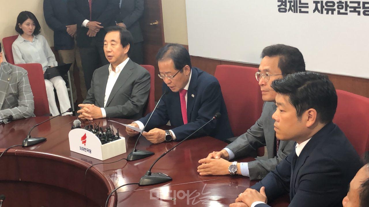 14일 홍준표 자유한국당 대표가 사퇴 기자회견을 하고 있다.jpg