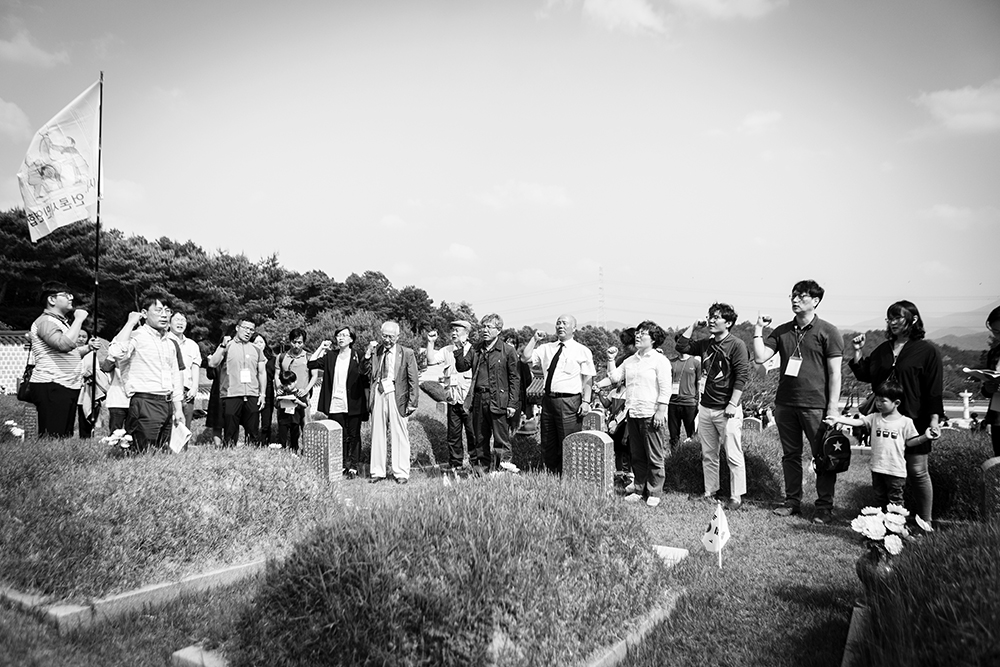 20170513-오월광주순례_임을위한행진곡_제창_g.jpg