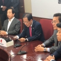 14일 홍준표 자유한국당 대표가 사퇴 기자회견을 하고 있다.jpg
